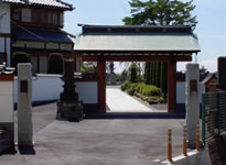 表通りから山門を望む