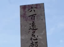 入り口右手の塔