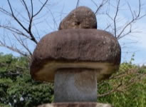 P大きな灯籠と四季の花々